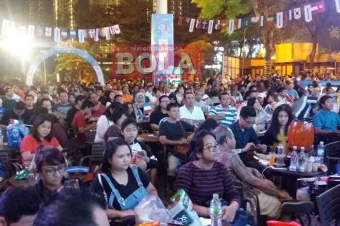 Suasana nonton bareng BOLA RusiaVaganza di final Piala Dunia 2018 di Summarecon Mall Serpong, Tangerang Selatan, pada Minggu (15/7/2018).