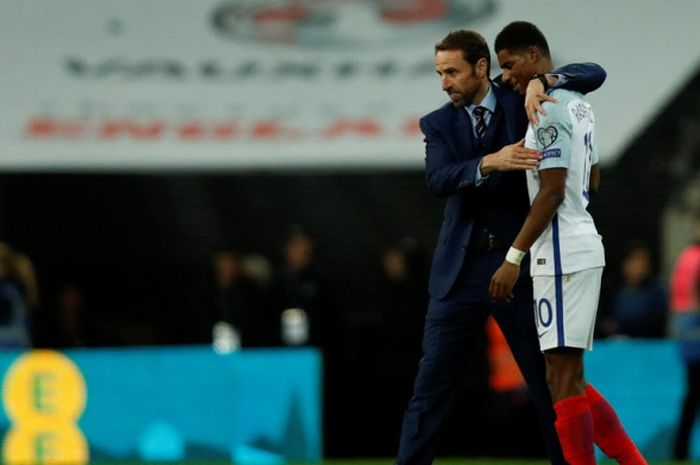 Pelatih Inggris, Gareth Southgate, memeluk Marcus Rashford seusai laga Grup F Kualifikasi Piala Dunia 2018 zona Eropa kontra Slovenia di Stadion Wembley, London, pada 5 Oktober 2017.