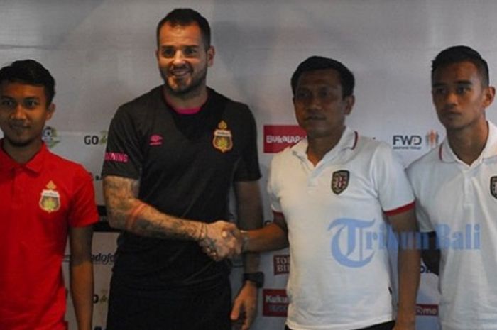 Pelatih Bhayangkara FC, Simon McMenemy (Kedua dari Kiri) dan Pelatih Bali United, Widodo Cahyono Putro (Ketiga dari Kiri) Bersalaman Menjelang Laga Pekan Terakhir Putaran Pertama Liga 1 2018, Sabtu (21/7/2018)