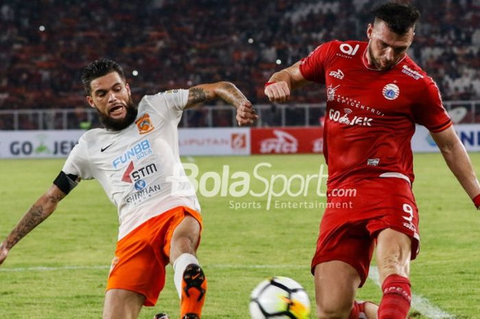 Penyerang Persija Jakarta, Marko Simic, berebut bola dengan bek Borneo FC, Diego Michiels,  pada laga pekan keempat Liga 1 2018 di SUGBK, Sabtu (14/4/2018).  