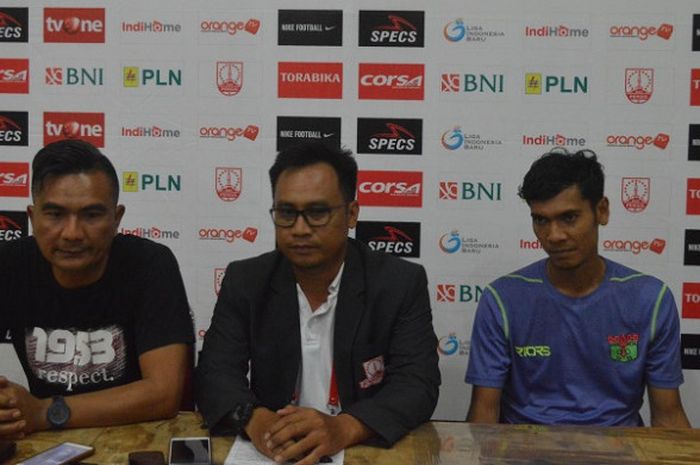 Pelatih Persita Tangerang, Wiganda Saputra (kiri) saat sesi jumpa pers seuai pertandingan Persis Solo vs Persita Tangerang di Stadion Wilis, Madiun, Senin (30/7/2018) sore WIB.