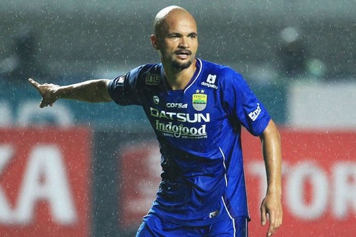 Aksi striker Persib Bandung, Sergio van Dijk, saat melawan Persija Jakarta dalam laga lanjutan Torabika Soccer Championship di Stadion Gede Bage Gelora Bandung Lautan Api, Sabtu (16/7/2016).