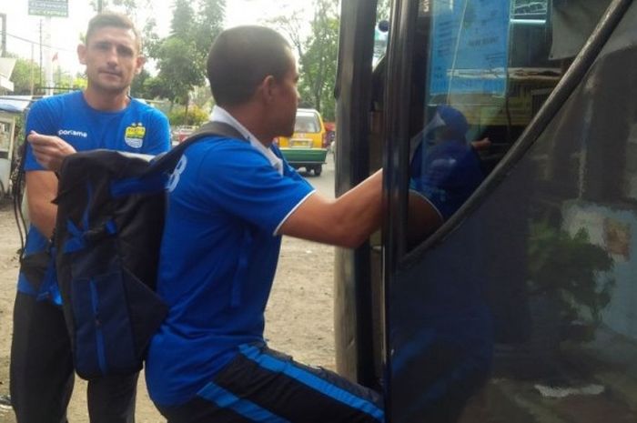 Pemain Persib, Juan Belencoso, menaiki bus tim di Mes Persib, Jalan Ahmad Yani, Kota Bandung, Senin (18/7/2016) sore untuk menuju Bandara Internasional Soekarno Hatta.