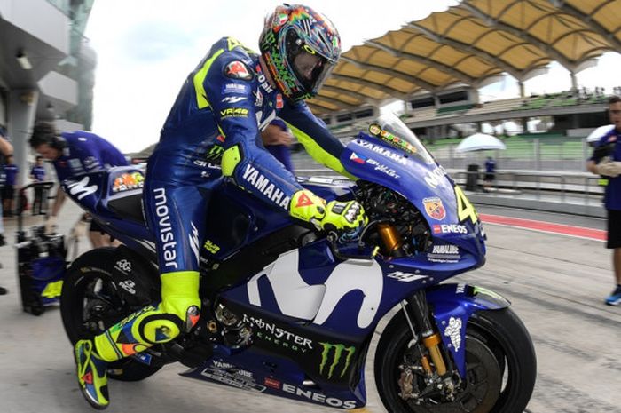 Pebalap Movistar Yamaha MotoGP, Valentino Rossi, keluar dari garasi timnya untuk menjalani sesi tes pramusim di Sirkuit Internasional Sepang, Malaysia, Minggu (28/1/2018).  