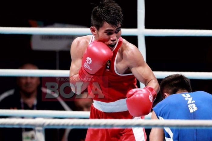 Petinju asal Indonesia, Sunan Agung Amoragam (merah) kala berlaga di Asian Games 2018.