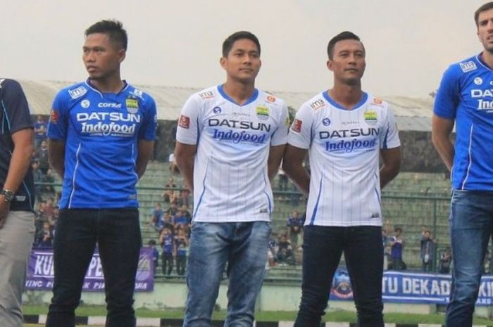 Para pemain Persib Bandung memeragakan jersey baru tim untuk Kejuaraan Sepak Bola Torabika (TSC) 2016.