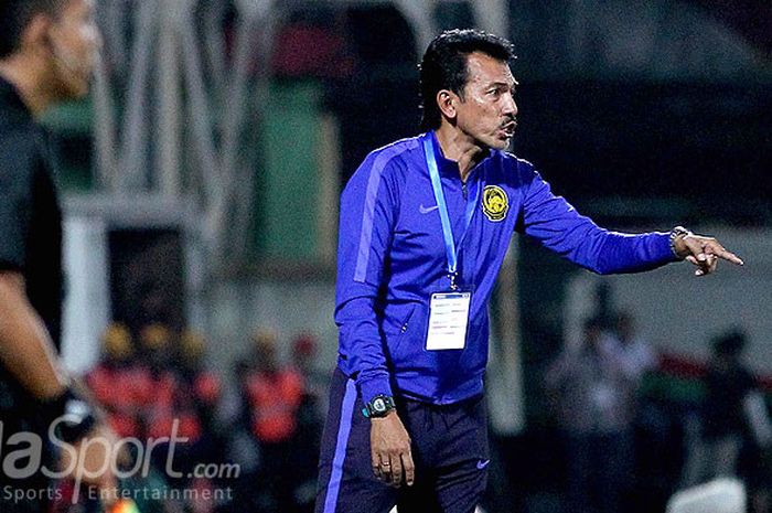 Pelatih timnas U-16 Malaysia, Raja Azlan Shah Raja Soib memberi instruksi kepada pemainnya dari pinggir lapangan saat melawan Indonesia pada laga semifinal Piala AFF U-16 2018 di Stadion Gelora Delta Sidoarjo, Jawa Timur, Kamis (09/08/2018) malam.