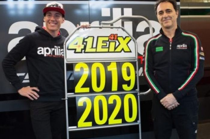 Aleix Espargaro (kiri) berfoto bersama manajer Aprilia Gresini, Romano Albesiano setelah memperpanjang kontrak hingga 2020.