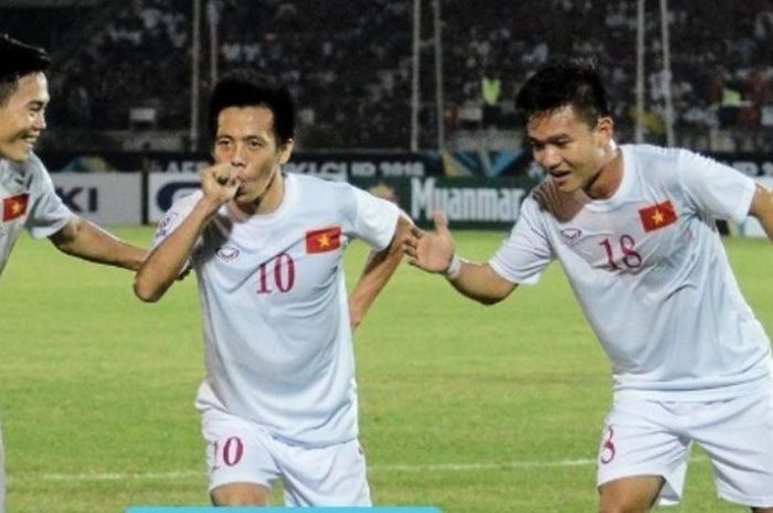 Tiga pemain Vietnam, Nguyen Van Toan (21), Nguyen Van Quyet (10), dan Dinh Thanh Trung (18) melakukan selebrasi.
