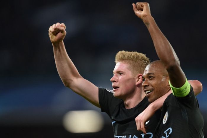    Gelandang Manchester City, Kevin De Bruyne (kiri) dan Fernandinho, merayakan kemenangan atas Napoli dalam laga Grup F Liga Champions di Stadion San Paolo, Naples, Italia, pada 1 November 2017.   