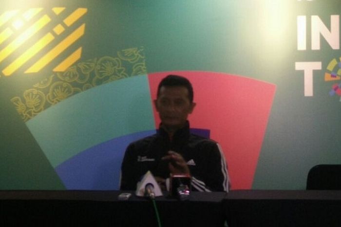 Pelatih timnas bola voli Indonesia 2 , Samsul Jais, dalam konferensi pers setelah menghadapi Jepang pada tes event Asian Games 2018 di Tennis Indoor, Senayan, Jakarta, Senin (12/2/2018).