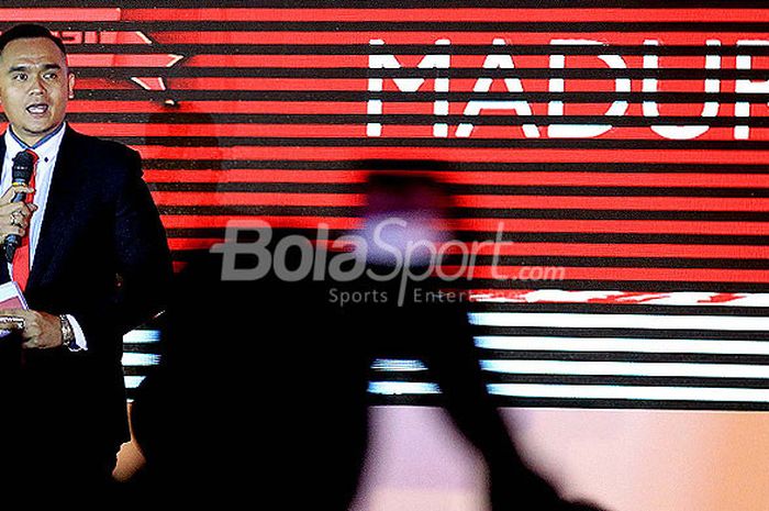 Valentino Simanjuntak saat membawakan acara launching Madura United dan Anniversary yang ke-3 sekaligus perkenalan jersey dan pemain baru untuk musim 2018 yang berlangsung di Ballroom Shangrila Hotel Surabaya, Jawa Timur, Rabu (10/01/2017) malam.