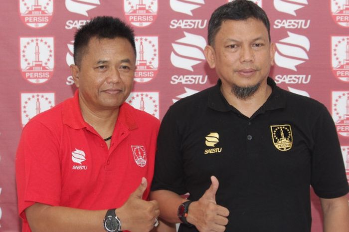Dedy M. Lawe (kanan) beserta pelatih baru Persis Solo, Agus Yuwono (kiri)