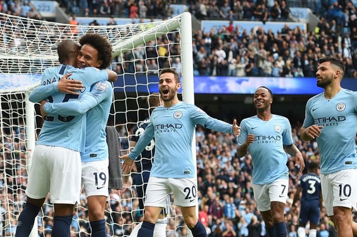 Penyerang Manchester City, Leroy Sane (kedua dari kiri), merayakan gol yang dicetak dengan memeluk Fernandinho dalam laga Liga Inggris kontra Fulham di Stadion Etihad, Manchester, Inggris pada 15 September 2018.