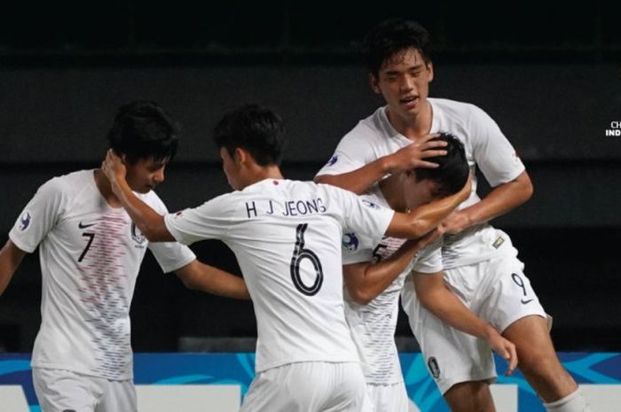 Suka cita para pemain timnas U-19 Korea Selatan seusai mengalahkan timnas U-19 Vietnam pada laga pamungkas Grup C Piala Asia U-19 2018 di Stadion Patriot, Kota Bekasi, 25 Oktober 2018. 