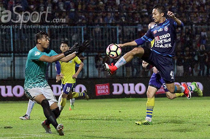 Pemain Arema FC, Dendi Santoso, berupaya mencetak gol ke gawang Persegres Gresik United, namun dihadang kiper Satria Tama, dalam laga pekan ke-31 Liga 1 di Stadion Kanjuruhan Malang, Jawa Timur, Rabu (25/10/2017) malam.