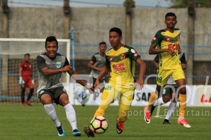 Pemain Persela Lamongan, Muhammad Guntur Triaji, berduel dengan pemain Kedah FC, di laga Suramadu Super Cup 2018 di Stadion Gelora Bangkalan, Senin (8/1/2018).