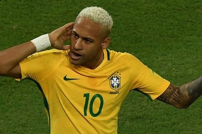 Penyerang Brasil, Neymar, melakukan selebrasi setelah membobol gawang Bolivia dalam laga kualifikasi Piala Dunia di Arena das Dunas, Natal, Brasil, Jumat (7/10/2016) pagi WIB.