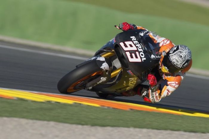 Marc Marquez mengendalikan motor Honda RC213V saat uji coba hari pertama di Sirkuit Valencia, 10 November 2015.