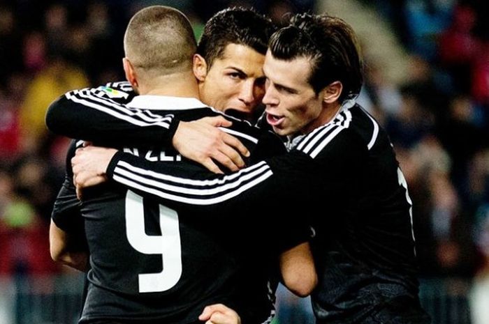 Cristiano Ronaldo, merayakan gol ketiga Real Madrid bersama rekannya, Karim Benzema (kiri) dan Gareth Bale (Kanana), saat Real Madrid bertandang ke kandang Almeria, Juegos del Mediterraneo, dalam partai lanjutan La Liga, 12 Desember 2014.