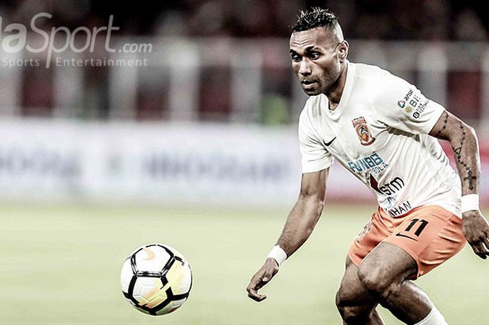  Aksi gelandang Borneo FC, Titus Bonai, saat menggiring bola dalam laga pekan keempat Liga 1 2018 me