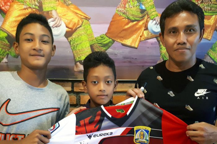 Bima Sakti memberikan hadiah jersey kepada pesepak bola muda di sebuah rumah makan di Kota Pekanbaru pada Sabtu (30/12/2017)