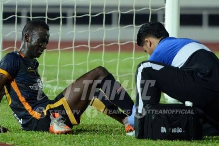 Gelandang serang Makan Konate mendapat perawatan tim medis T-Team pada sebuah laga Liga Super Malaysia (LSM) 2016. 