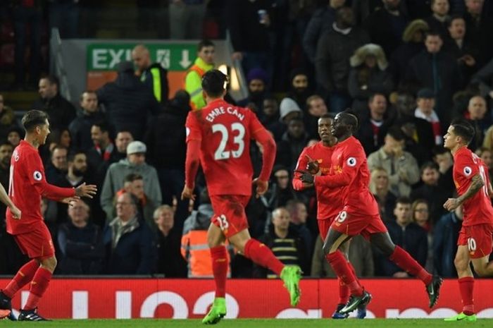 Para pemain Liverpool merayakan gol Sadio Mane ke gawang Arsenal pada partai lanjutan Premier League di Stadion Anfield, Sabtu (4/3/2017).