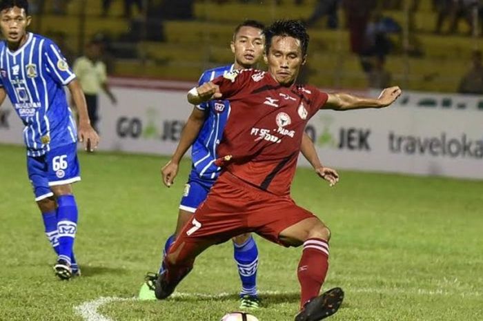 Aksi gelandang Semen Padang, Rudi saat timnya menjamu Persiba Balikpapan pada laga pekan kedelapan Liga 1 di Stadion H Agus Salim, Senin (29/5/2017) malam. 