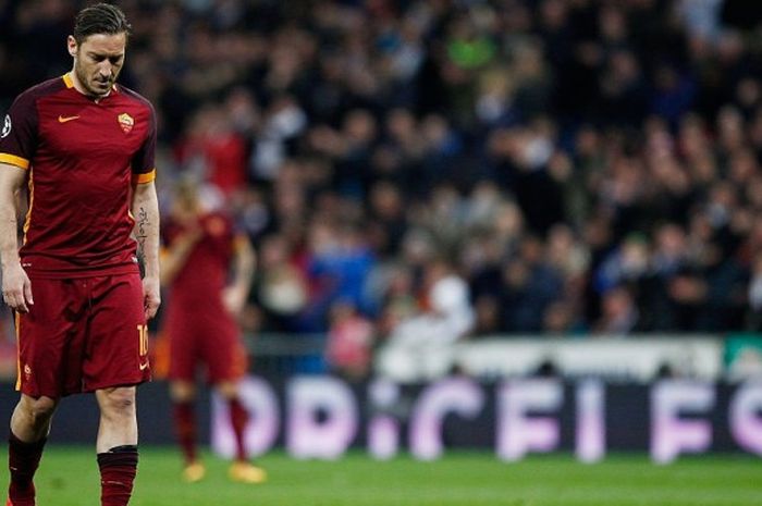 Francesco Totti berjalan meninggalkan lapangan dalam pertandingan Liga Champions melawan Real Madrid di Santiago Bernabeu, 8 Maret 2016.