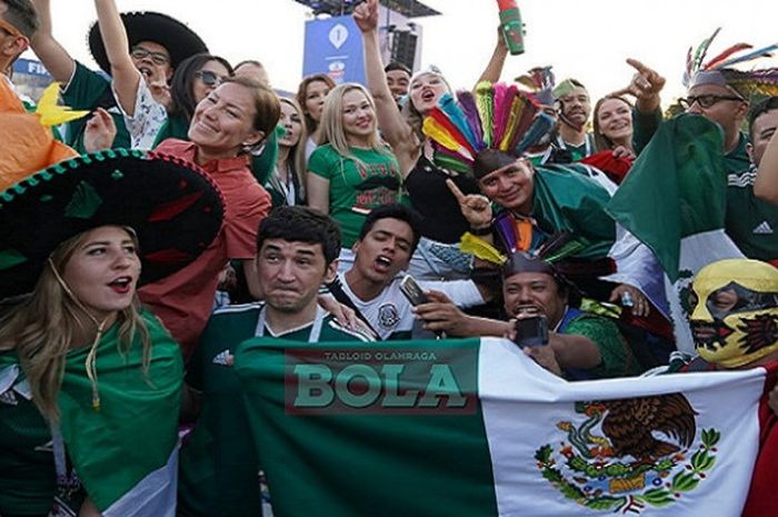 Suporter timnas Meksiko saat berada di Fan Fest Piala Dunia 2018, Minggu (17/6/2018).