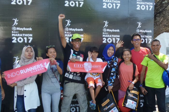 Para peserta bersama keluarga saat pengambilan perlengkapan lari di Maybank Bali Marathon 2017, Jumat (25/8/2017)