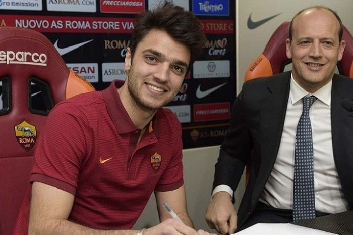 Gelandang anyar AS Roma, Clement Grenier, berfoto saat proses peresmian transfernya pada Sabtu (28/1/2017). 