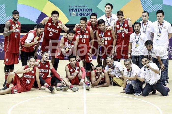 Tim nasional basket putra Indonesia berpose dengan medali emas yang mereka raih sebagai juara test event Asian Games 2018 di Hall Basket Senayan, Jakarta, Senin (12/2/2018).