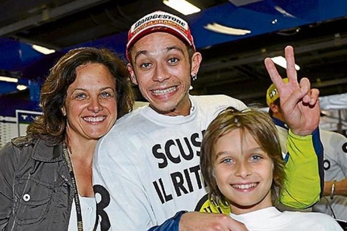 Valentino Rossi berfoto dengan sang ibu, Stefania Palma, dan adiknya, Luca.