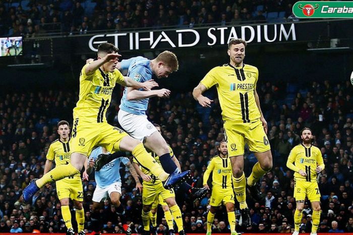 Gelandang Manchester City, Kevin De Bruyne, mencetak gol dengan sundulan dalam laga leg pertama semifinal Piala Liga Inggris melawan Burton Albion di Stadion Etihad, Manchester pada 9 Januari 2019.