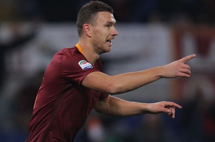 Penyerang AS Roma, Edin Dzeko, merayakan gol dia ke gawang Pescara dalam partai Serie A di Stadio Olimpico, Roma, 27 November 2016.