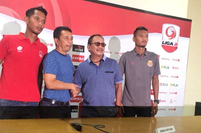 Pelatih Persis Solo, Jafri Sastra dan pelatih Persibat Batang, Daniel Roekito berjabat tangan dalam sesi jumpa pers pada Kamis (12/7/2018)