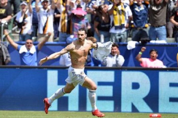  Zlatan Ibrahimovic langsung membawa kemenangan 4-3 dengan mencetak 2 gol pada debutnya bersama LA Galaxy saat melawan Los Angeles FC, Minggu (1/4/2018), 