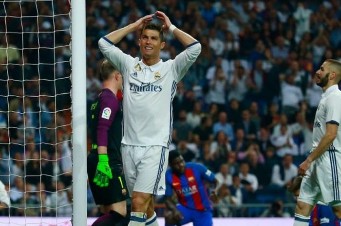 Ekspresi kekecewaan striker Real Madrid, Cristiano Ronaldo, seusai gagal menjebol gawang Barcelona dalam laga di Santiago Bernabeu, Minggu (23/4/2017)