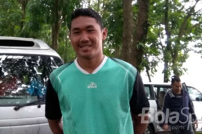 Kiper Yogi Triana setelah menjalani sesi latihan bersama Arema FC di Lapangan Dirgantara, komplek mi