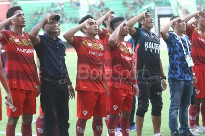  Pemain dan official Kalteng Putra melakukan selebrasi hormat kepada gubernur Kalteng yang hadir di Gelora Bung Tomo, Kamis (12/10/2017).