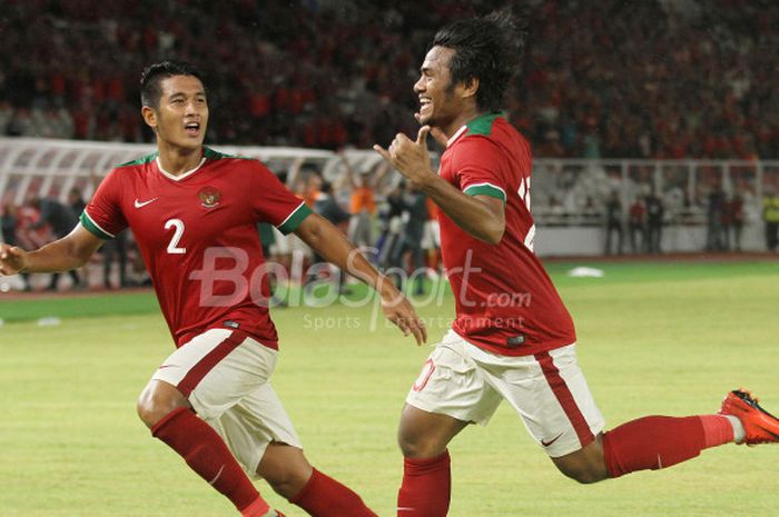  Pemain timnas Indonesia, Ilham Udin, merayakan gol ke gawang Islandia bersama I Putu Gede Juni Antara pada pertandingan uji coba di Stadion Utama GBK, Jakarta Selatan, Minggu (14/1/2018) malam.  