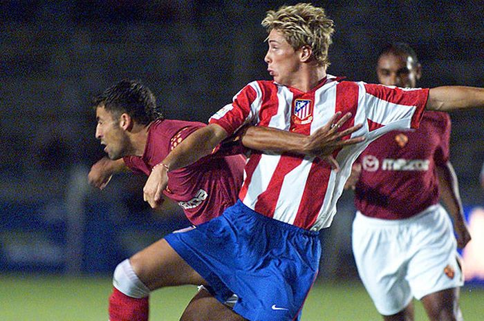 Pemain AS Roma, Walter Samano (kiri), berebut bola dengan striker Atletico Madrid, Fernando Torres, dalam laga uji coba di Monterrey, Nuevo Leon, Meksiko, pada 7 agustus 2003.