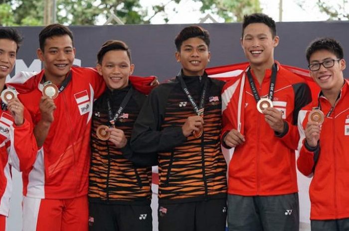 Atlet loncat indah Indonesia, Adityo Restu Putra dan Andriyan (paling kiri) berpose di podium setelah meraih medali perak dari nomor 10 meter papan sinkronisasi SEA Games 2017 yang berlangsung di National Aquatic Stadium, Rabu (30/8/2017).