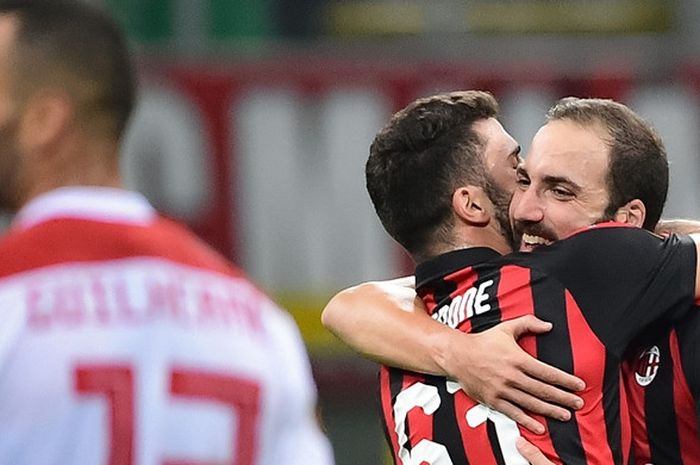 Penyerang AC Milan, Patrick Cutrone (kedua dari kanan), merayakan golnya bersama Gonzalo Higuain dalam laga Grup F Liga Europa kontra Olympiacos di Stadion San Siro, Milan, Italia pada 4 Oktober 2018.