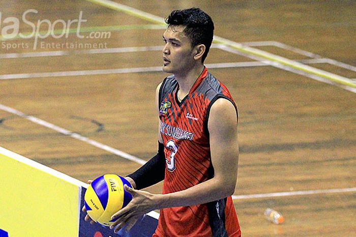 Pevoli Palembang Bank SumselBabel, Sigit Ardian, bersiap melakukan serve saat melawan Jakarta Pertamina Energi pada hari ketiga Final Four 1 Proliga 2018 di Gor Ken Arok Malang, Jawa Timur, Minggu (01/04/2018) malam.