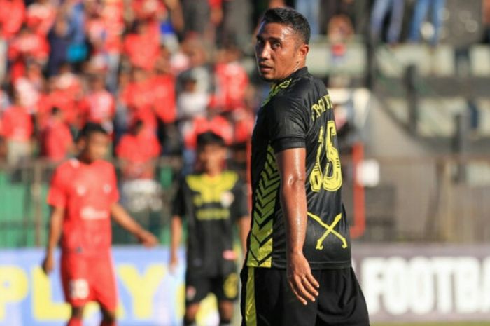  Playmaker senior Firman Utina dengan seragam Kalteng Putra saat dijamu Madura FC pada laga lanjutan Liga 2 2018 di Stadion Ahmad Yani, Sumenep pada 10 Mei 2018.  