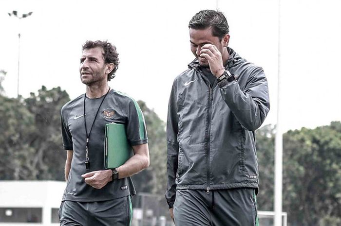 Pelatih Timnas Indonesia, Luis Milla bersama penerjemahnya, Bayu Eka Sari saat menjalani pemusatan latihan timnas U-23 Indonesia di lapangan ABC Senayan, Jakarta.