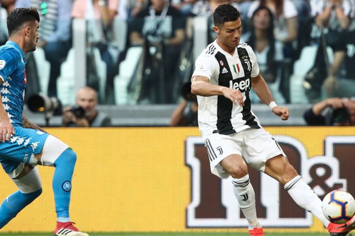 Cristiano Ronaldo mengirim umpan silang yang berbuah gol penyama kedudukan 1-1 dalam duel Liga Italia antara Juventus dan Napoli, 29 September 2018 di Alllianz Stadium Turin.